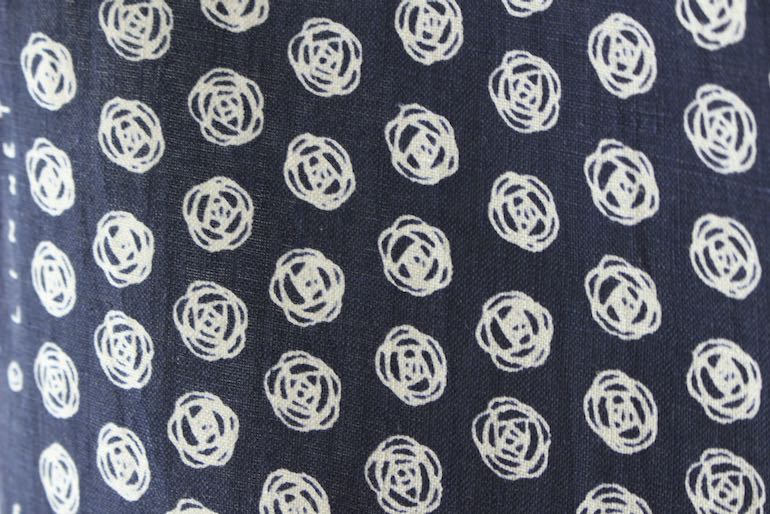 LINNETリネンプリント<br />
        ローズドット・ネイビー 